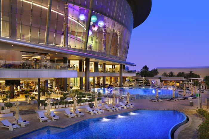 Khách sạn Abu Dhabi rộng lớn, có bể bơi bên ngoài