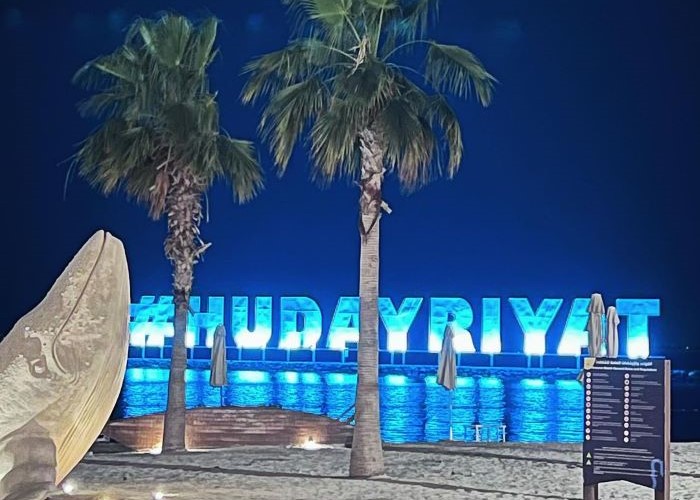 Quần đảo Al Hudayriat vào buổi tối ngoài bờ biển