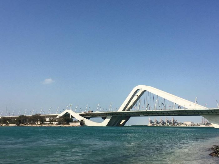 Các phương tiện có thể di chuyển dễ dàng sang Saadiyat Island qua cầu Sheikh Zayed
