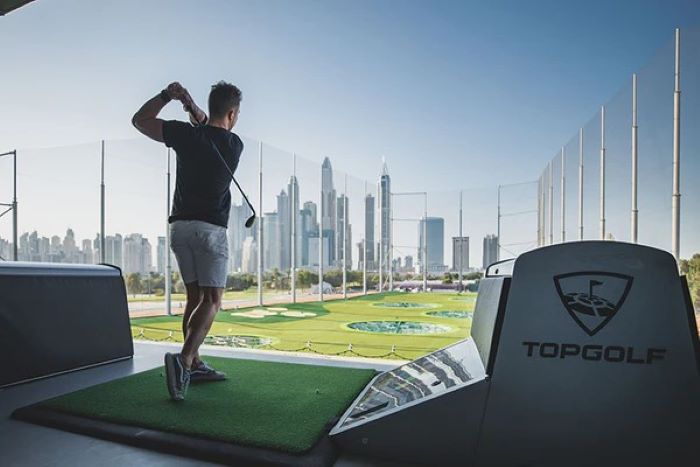 Chơi golf tại Topgolf Emirates là hoạt động thú vị dành cho mọi người