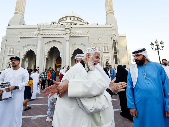 Những cái ôm thắm thiết khi gặp nhau trong buổi lễ Eid Al Adha