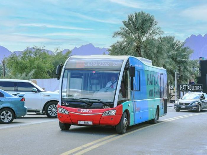 Di chuyển bằng xe buýt khi khám phá Hatta Dubai được nhiều người lựa chọn
