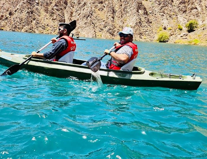 Chèo thuyền kayak là hoạt động thú vị trên hồ Hatta