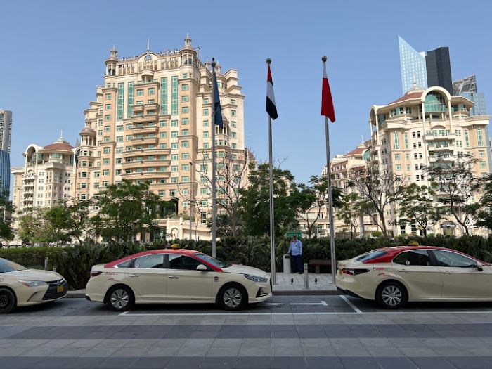 Phương tiện taxi di chuyển đến Khu vườn Dubai Garden Glow