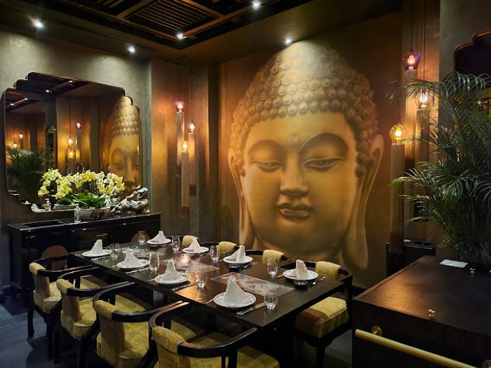 Không gian nhà hàng 5 sao ở Dubai Buddha-Bar với bức tượng Phật lớn