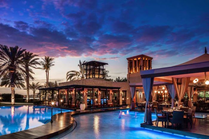 Tầm nhìn tuyệt đẹp của nhà hàng 5 sao ở Dubai này hướng ra hồ bơi