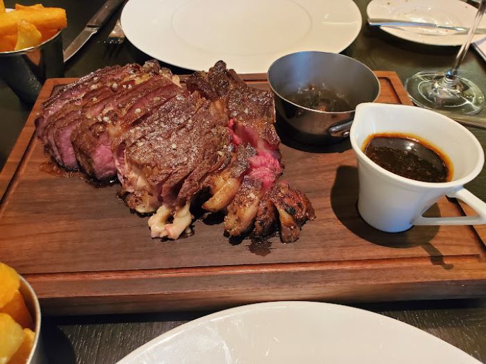 Món ăn với thịt bò hấp dẫn tại nhà hàng