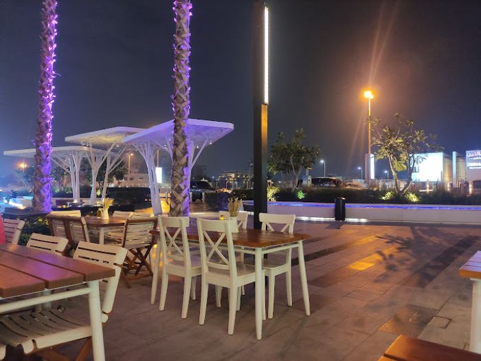 Thưởng thức món ăn dưới bầu trời đêm lãng mạn ở Dubai lung linh