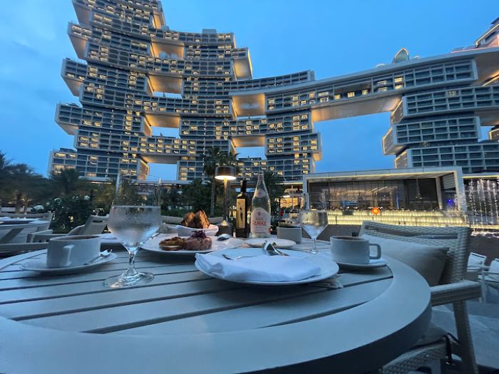 Thưởng thức món ăn và ngắm thành phố Dubai xinh đẹp