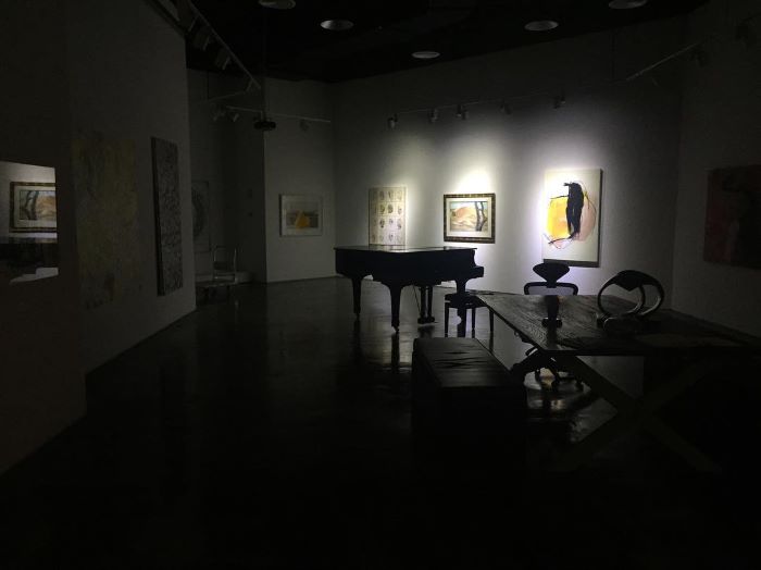Đèn tắt để làm nổi bật các tác phẩm nghệ thuật ở Phòng trưng bày