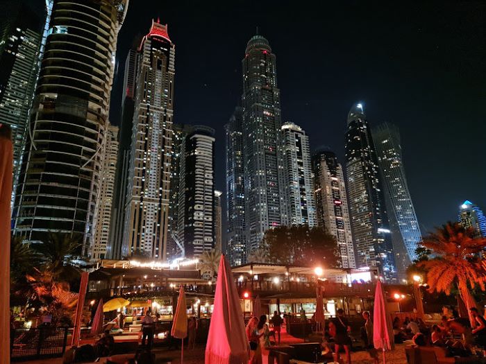 Quán bar ở Dubai Marina và JBR - Barasti nằm bên bờ biển