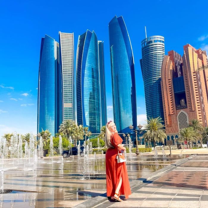 Tháp Etihad ở Abu Dhabi khi nhìn từ phía xa