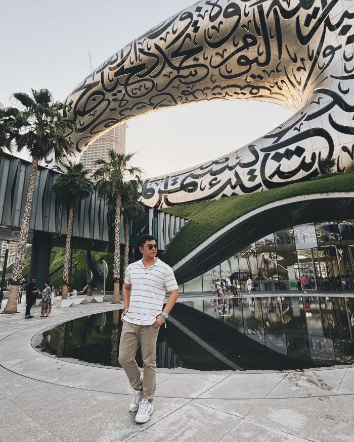 Chụp ảnh trước Bảo tàng tương lai ở Dubai với kiến trúc độc đáo