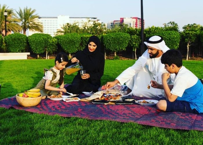 Gia đình có chuyến du lịch, dã ngoại ở công viên Khalifa Abu Dhabi