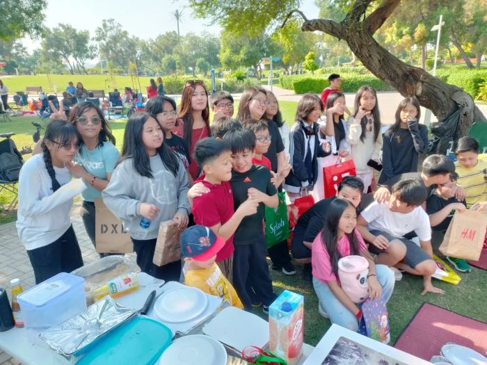 Bữa tiệc giáng sinh của các bạn nhỏ tại Công viên Dubai Creek với cô giáo