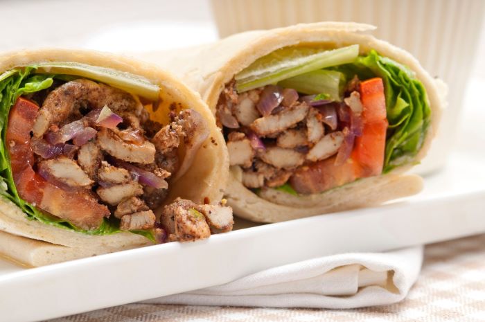 Món Shawarma hấp dẫn, thơm ngon được cuộn trong bánh mì