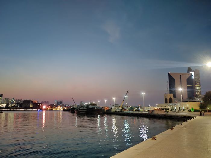 Du thuyền trên vịnh Dubai thơ mộng, ngắm thành phố lung linh dưới ánh đèn