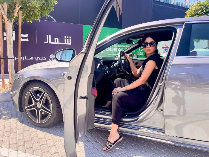 Di chuyển bằng xe ô tô cá nhân tại Dubai cũng khá thú vị