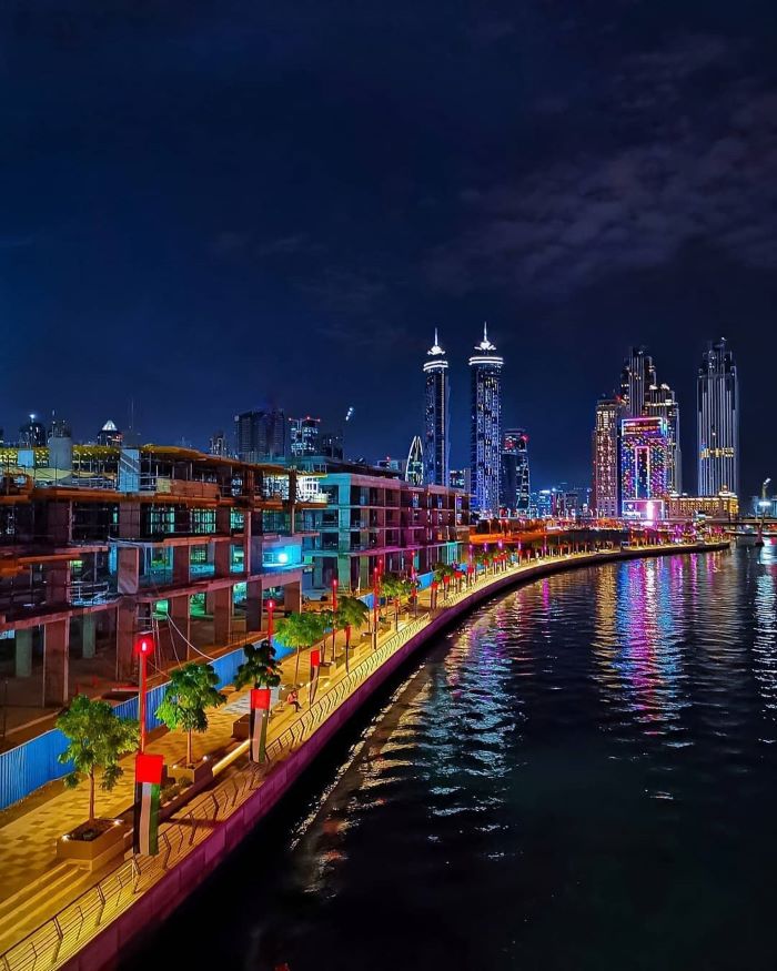 Đi bộ dọc kênh nước ở Dubai để tận hưởng không khí trong lành
