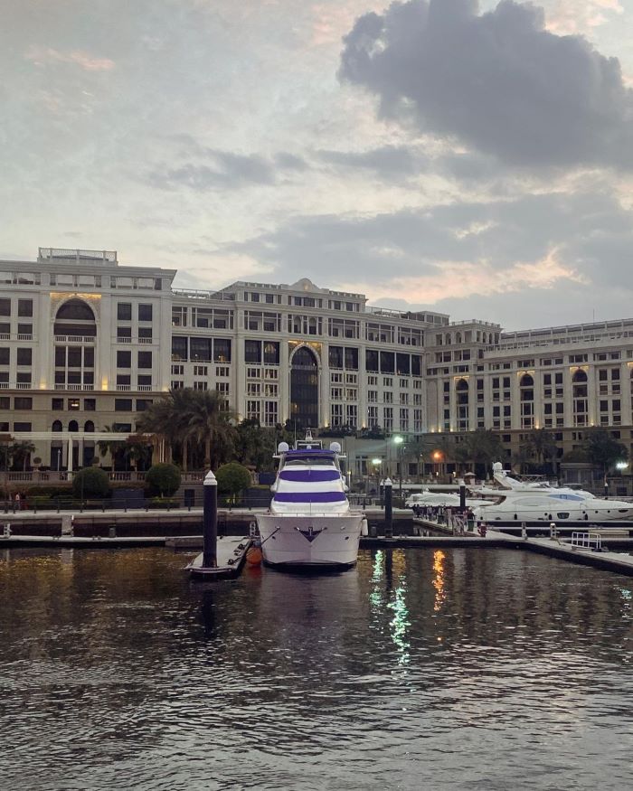 Những chiếc tàu lớn chở du khách để khám phá vẻ đẹp của Dubai