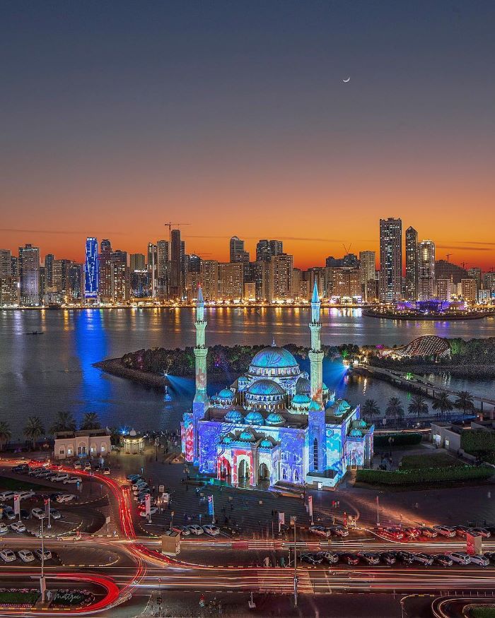Màn trình diễn tại lễ hội hàng đầu ở Dubai Sharjah với ánh sáng huyền ảo