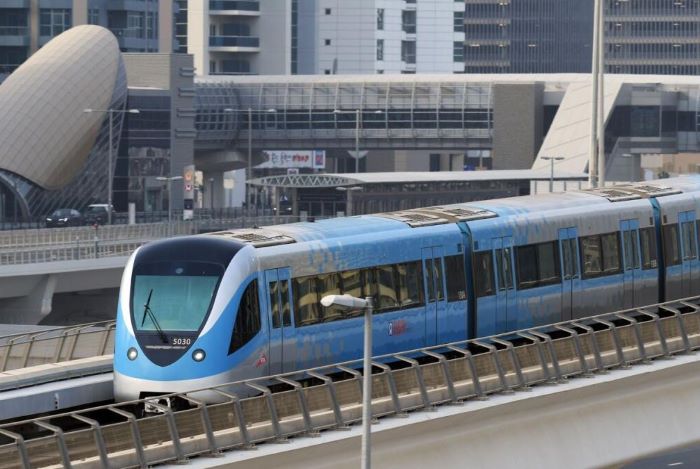 Di chuyển bằng tàu điện ngầm nhanh chóng đến các điểm du lịch tại Dubai