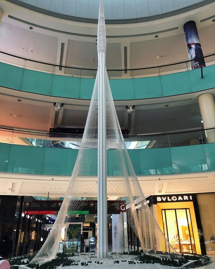 Mô hình của tháp Creek ở Dubai được đặt trong trung tâm thương mại