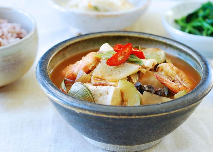 Doenjang Jjigae Hàn Quốc – Món đậu tương hầm đậm đà hương vị Hàn