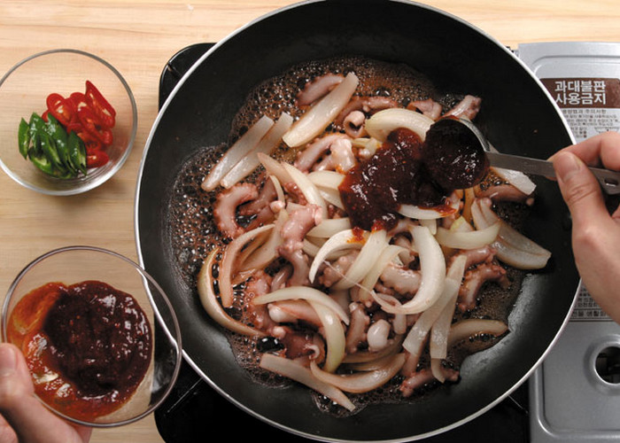 Nguồn gốc và cách làm bạch tuộc xào cay Hàn Quốc đúng chuẩn