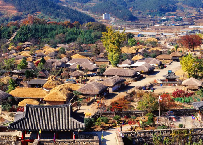 Thăm quan các ngôi làng truyền thống ở đảo Jeju. Nguồn: alongwalker