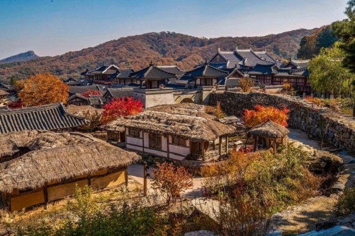 Khám phá các ngôi nhà truyền thống của làng Seongeup. Nguồn: ivivu