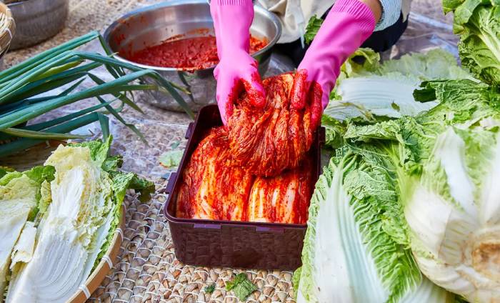 Trải nghiệm học làm kimchi tại làng dân tộc Seongeup. Nguồn: creatrip