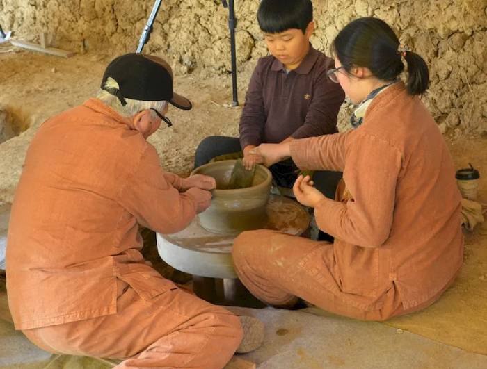 Trải nghiệm học làm gốm tại làng dân tộc Seongeup. Nguồn: alanonjeju