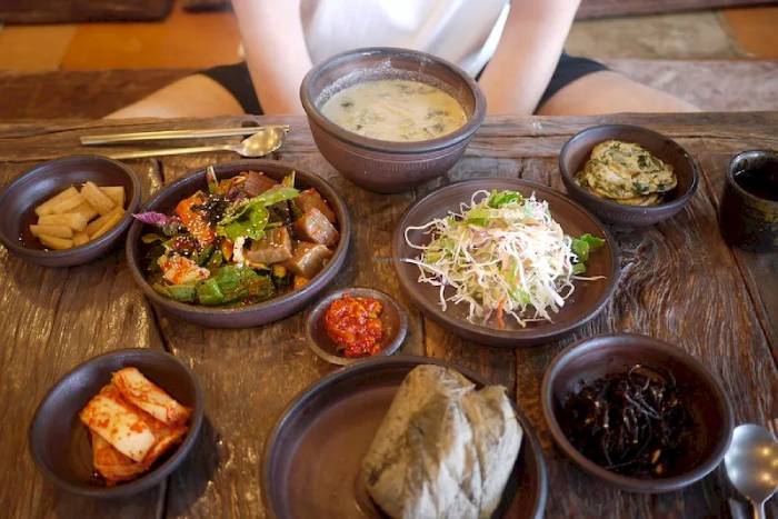 Thưởng thức văn hóa ẩm thực Làng dân tộc Seongeup. Nguồn: aivivu
