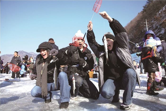 Lễ hội câu cá trên sông băng Sancheoneo Hwacheon