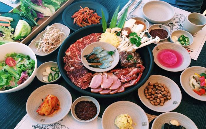 Bữa tiệc thịt nướng vô cùng thịnh soạn mang đậm hương vị và phong cách Hàn Quốc