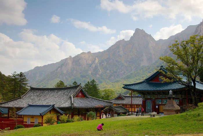 Chùa Sinheungsa nằm trong vườn quốc gia Seoraksan