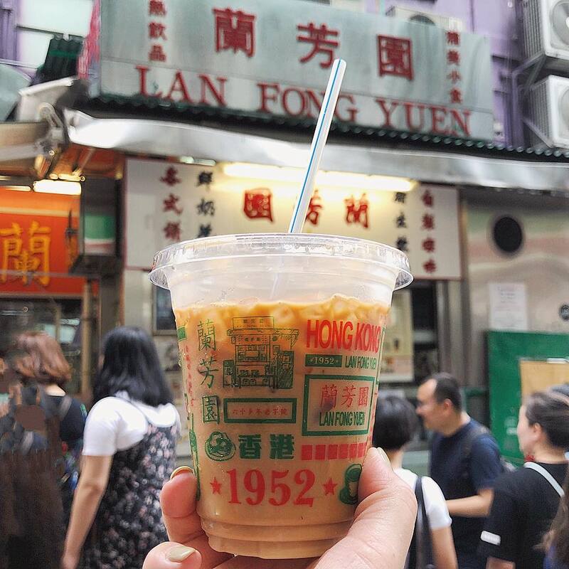 Trà sữa Hong Kong là thức uống được yêu thích tại đây.