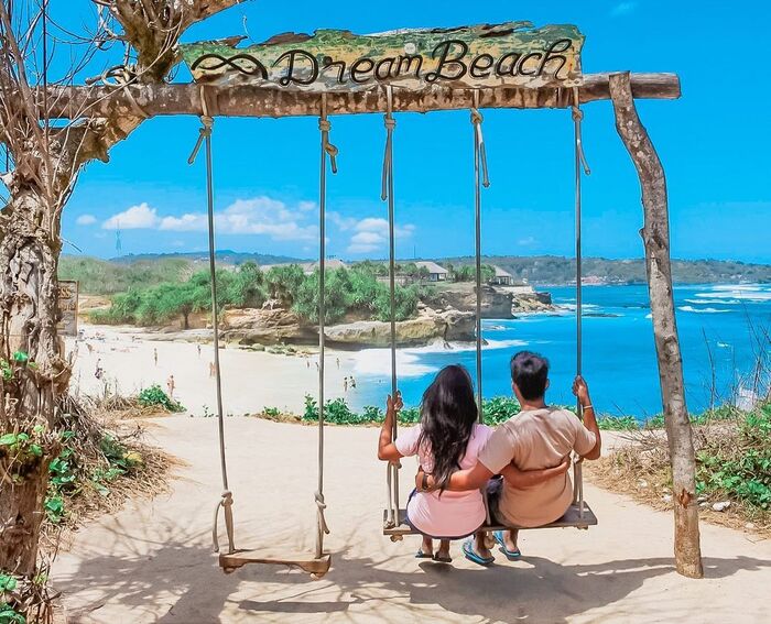 Tham quan biển Dream Beach ở Nusa Lembongan.