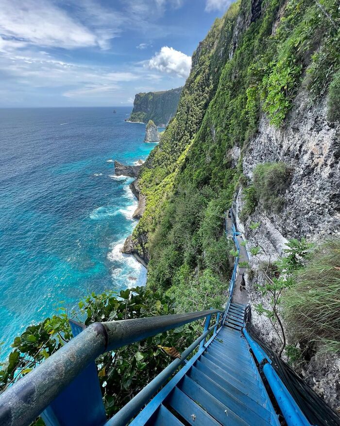 Những bậc thang đến thác Peguyangan Bali đẹp mắt