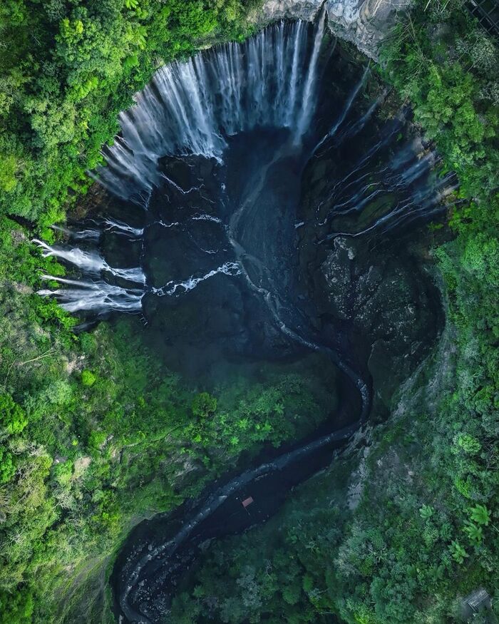 Cảnh thác nước Tumpak Sewu Indonesia từ trên cao