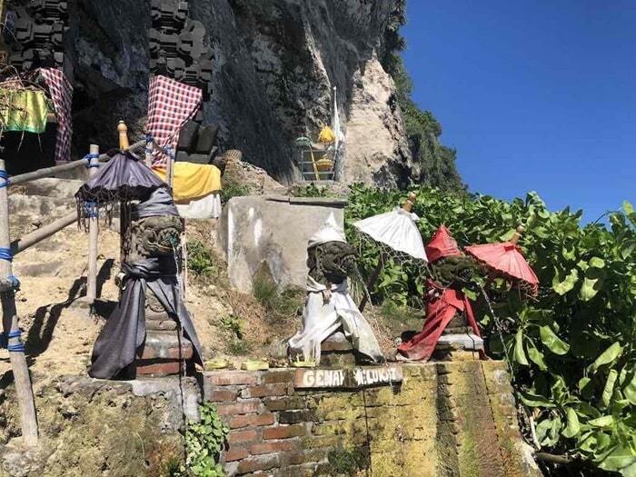 Tham quan đền Hindu trong chuyến khám phá thác Peguyangan Bali 