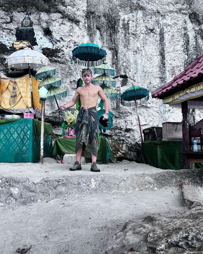 Trải nghiệm tham quan đền khi đến thác Peguyangan Bali 