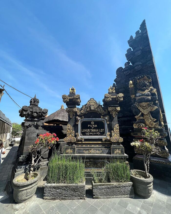 Đền Tanah Lot của người Hindu