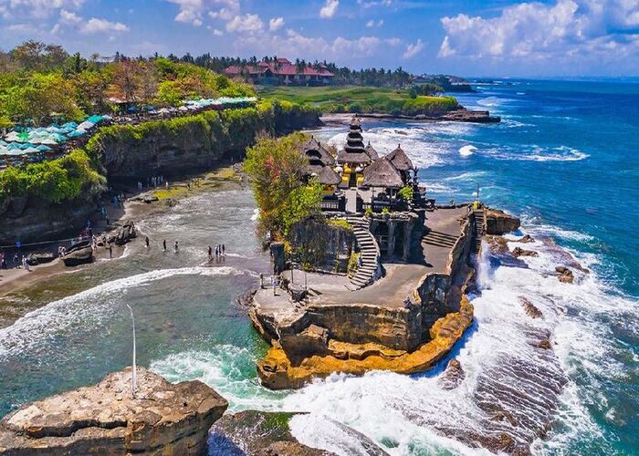 Đền Tanah Lot – Ngôi đền thiêng nằm giữa biển khơi