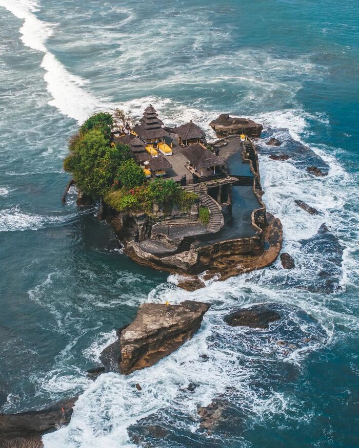 Đền Tanah Lot nằm giữa biển