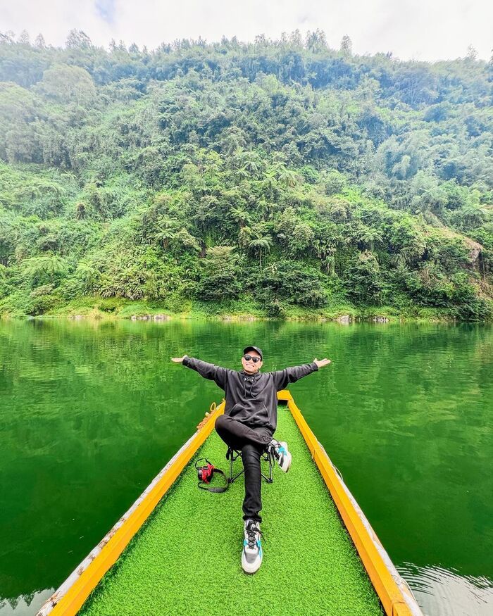 Tham quan hồ Telaga Warna tại cao nguyên Dieng