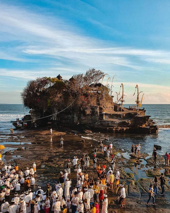 Đền Tanah Lot với những lễ hội độc đáo