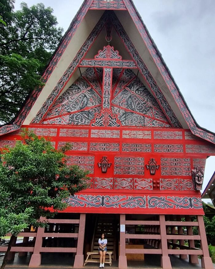 Ngắm nhìn các ngôi nhà truyền thống tại Công viên Taman Mini Indonesia Indah