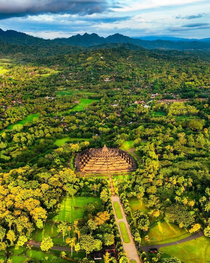 Đền Borobudur Indonesia tọa lạc trên đỉnh một ngọn đồi